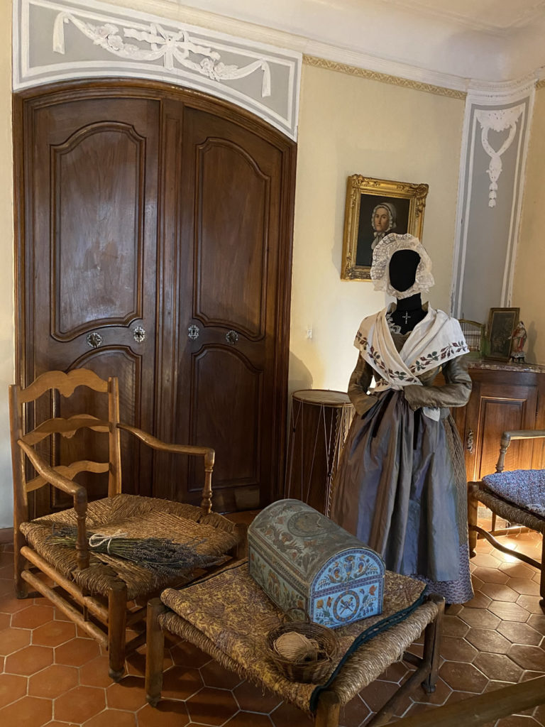 Détail d’un diorama : fauteuil paillé dit « duchesse brisée » (Provence, 2nde moitié XVIIIe s.),